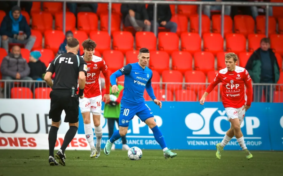 Série bez prohry je u konce. Slovan na závěr podzimu prohrál v Pardubicích 0:2