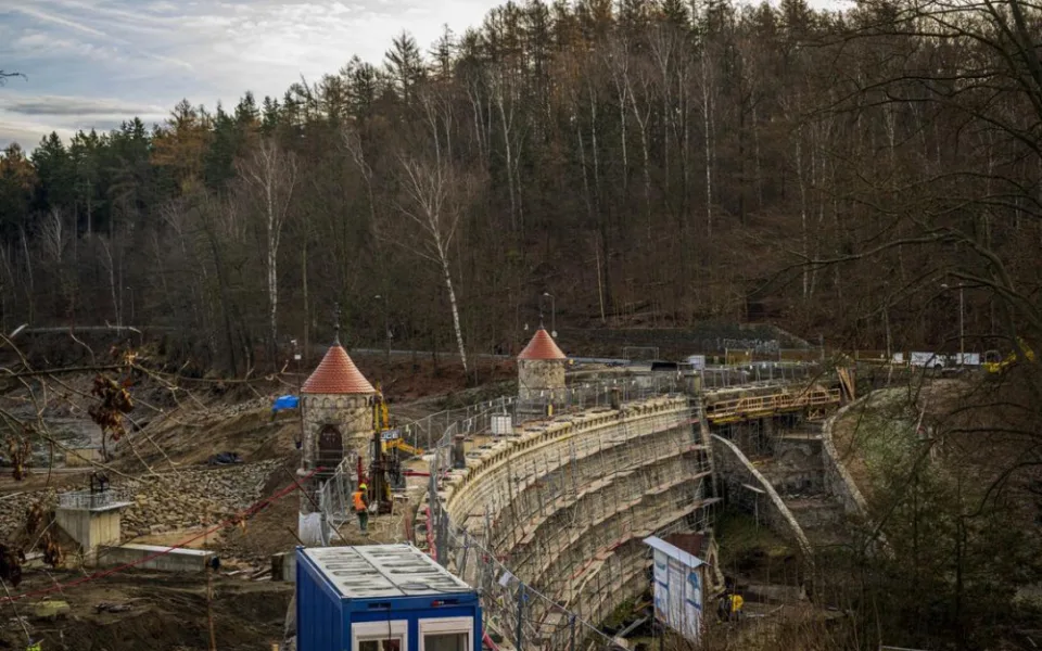 Práce na liberecké přehradě pokračují.