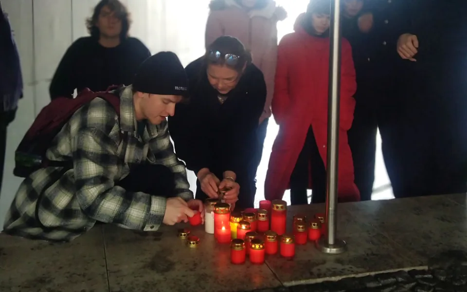Šok, zní z univerzity. Před budovou G vzniklo pietní místo