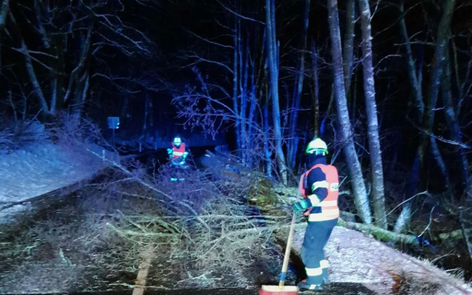Náročná noc. Hasiči měli sedmdesát výjezdů, hlavně k popadaným stromům