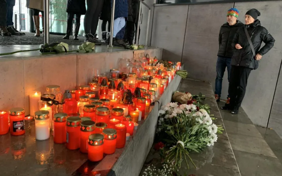 Připomínka obětí střelby. Minuta ticha, lidé se sešli u univerzity