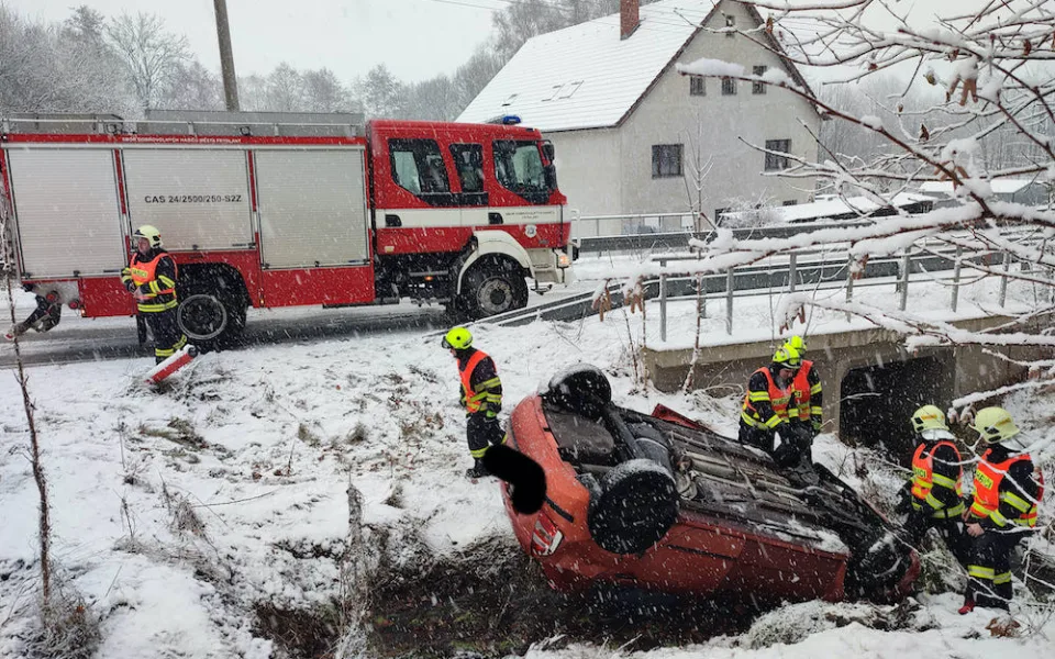 Auto skončilo na střeše v příkopu