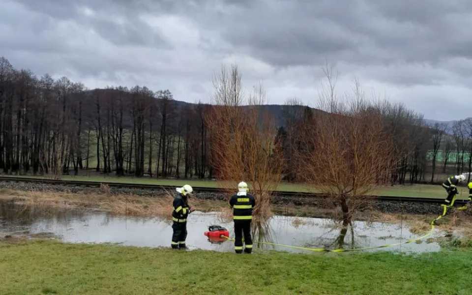 Zvýšené toky v Libereckém kraji. Hasiči měli na Boží hod 90 výjezdů