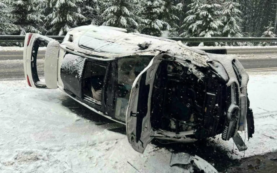 Pětičlenná rodina havarovala na zasněžené vozovce. Auto skončilo na boku