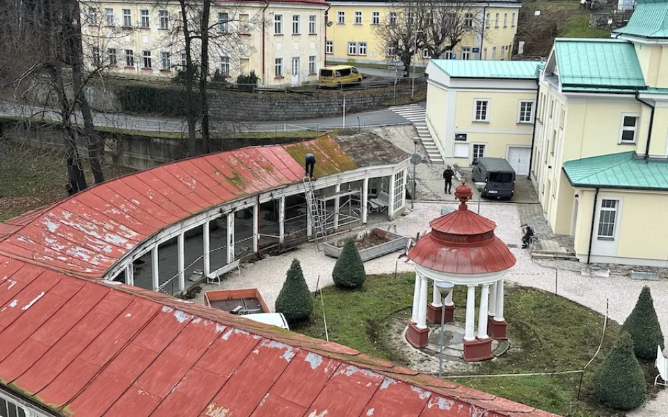 V Libverdě probíhá renovace lázeňské kolonády. Dosloužilou konstrukci nahradí nová