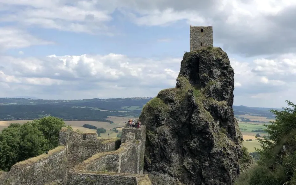 Zákaz dronů nad Troskami. Rušily hnízdící sokoly