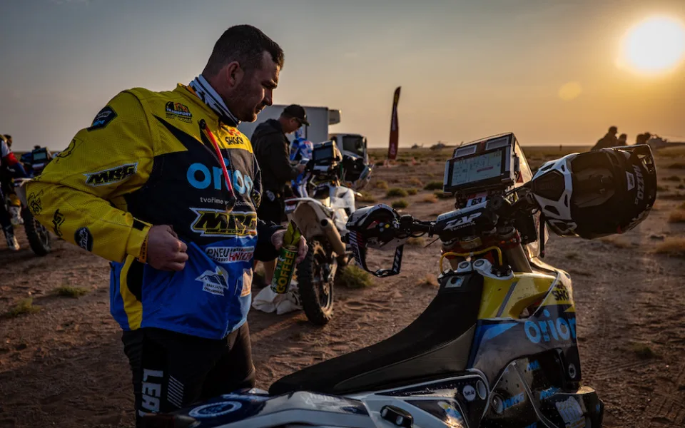 Jaroslav Romančík z Fojtky bojuje na Dakaru s tratí i vlastní motorkou