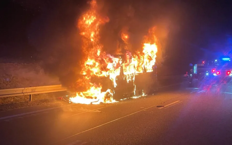 Požár dodávky na silnici I/35.