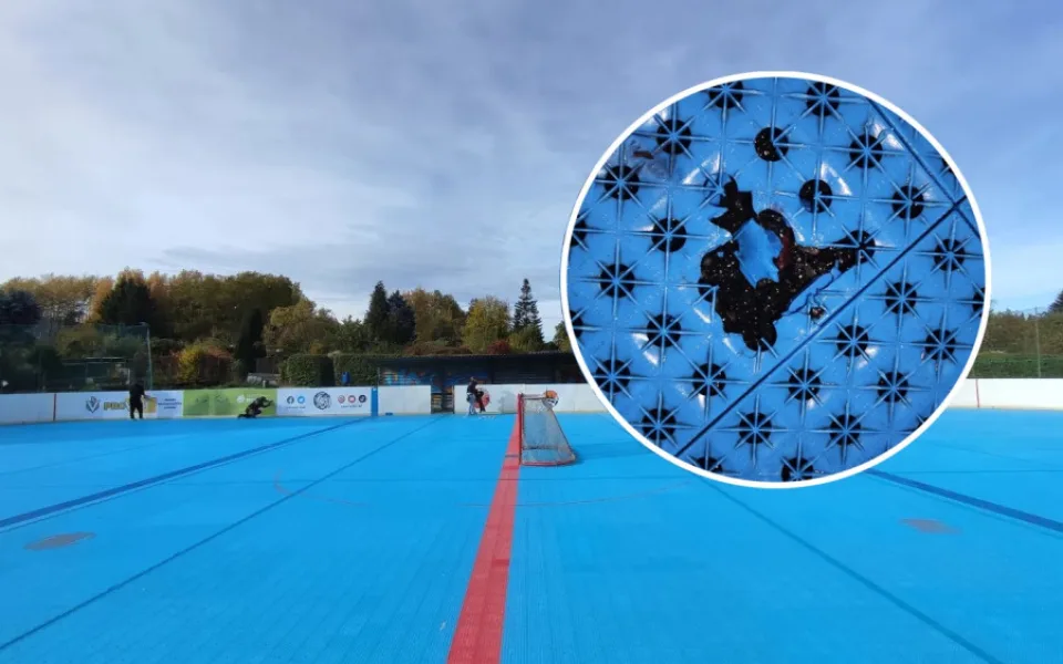 Zničený povrch hokejbalového hřiště, lidé na něm odpalovali rachejtle