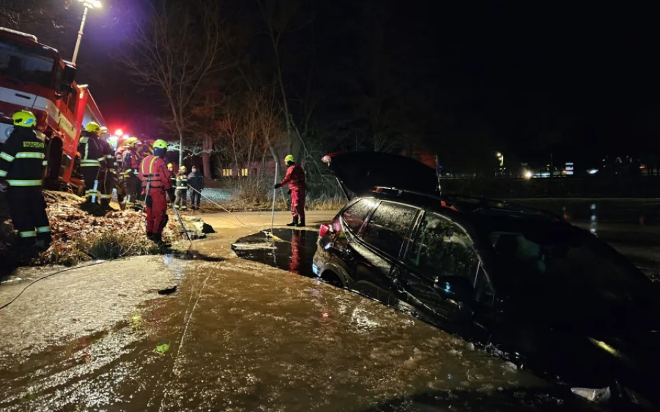 Auto zmizelo pod led rybníku. Hasiči ho z vody vytáhli na navijáku