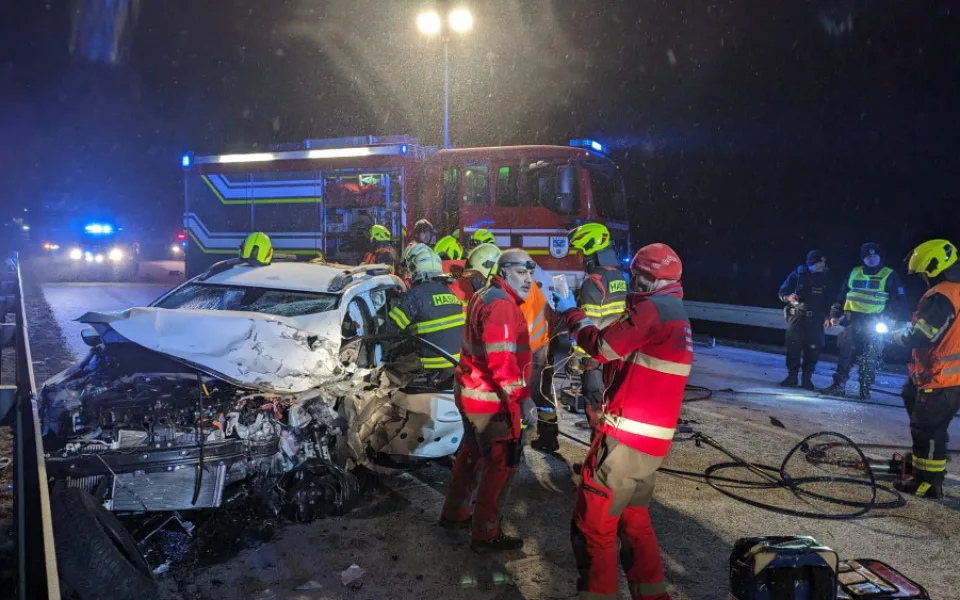 Srážka dvou aut u Hrádku. Jednoho z řidičů hasiči vyprošťovali