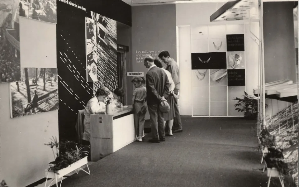 Historický snímek expozice jabloneckého muzea.