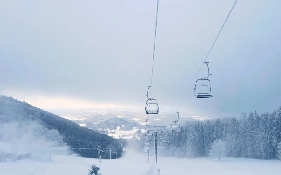 Na Ještědu se otevřou sjezdovky na Pláních. Skiareál láká na vynikající sněhové podmínky