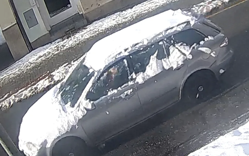 Řidič na přechodu srazil ženu a ujel. Zaznamenala ho kamera