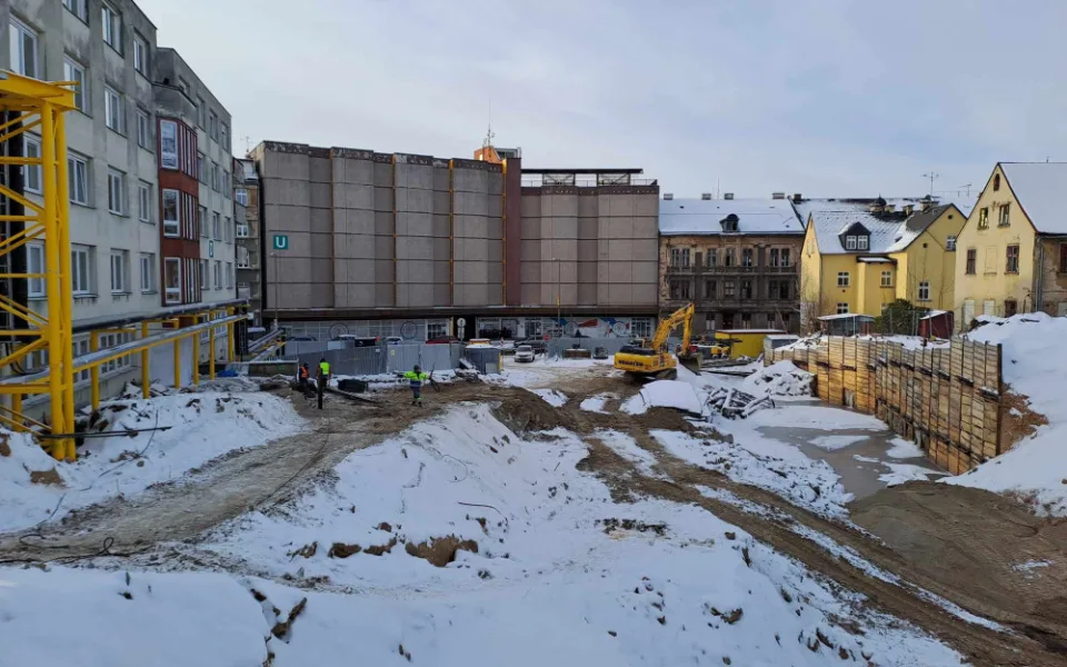 Vedle pavilonu D se hloubí jáma pro energocentrum a parkovací dům.
