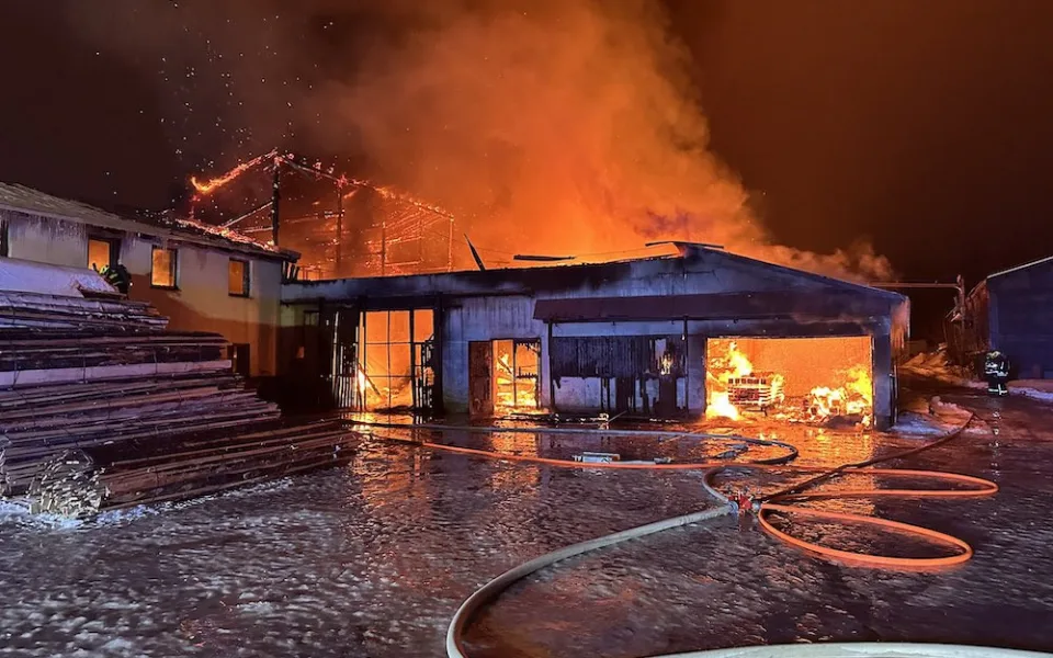 V Lučanech hořela pila. Čtyři lidé v péči záchranářů