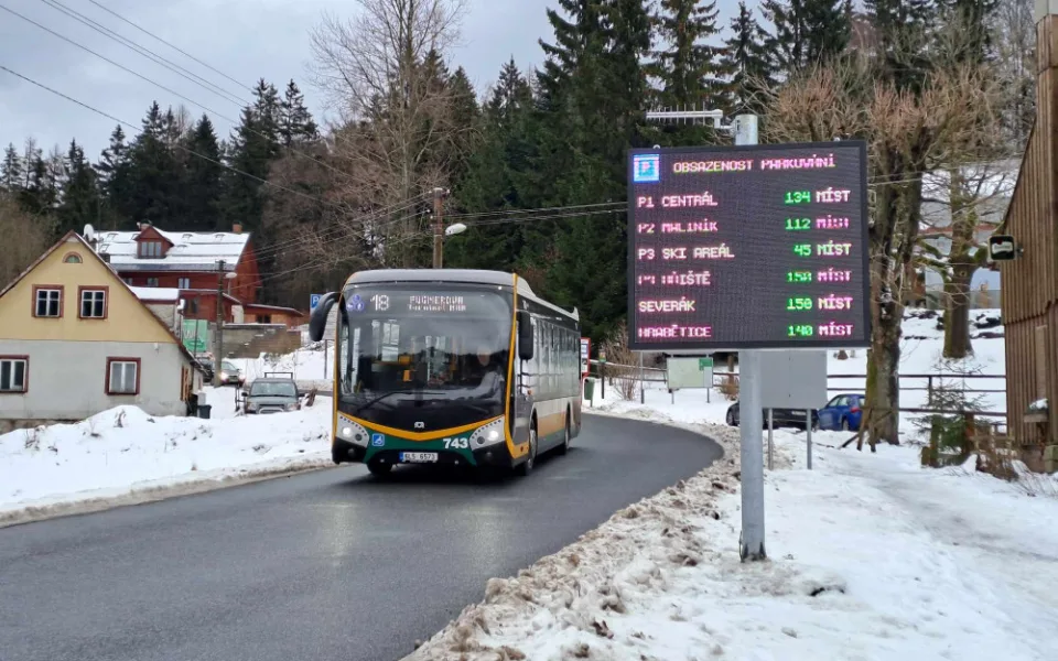 Nový informační tabule hlásí počty volných parkovacích stání v Bedřichově a Janově.