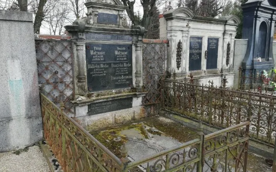 Německé hrobky na frýdlantském hřbitově se dočkají obnovy. Opraví je město
