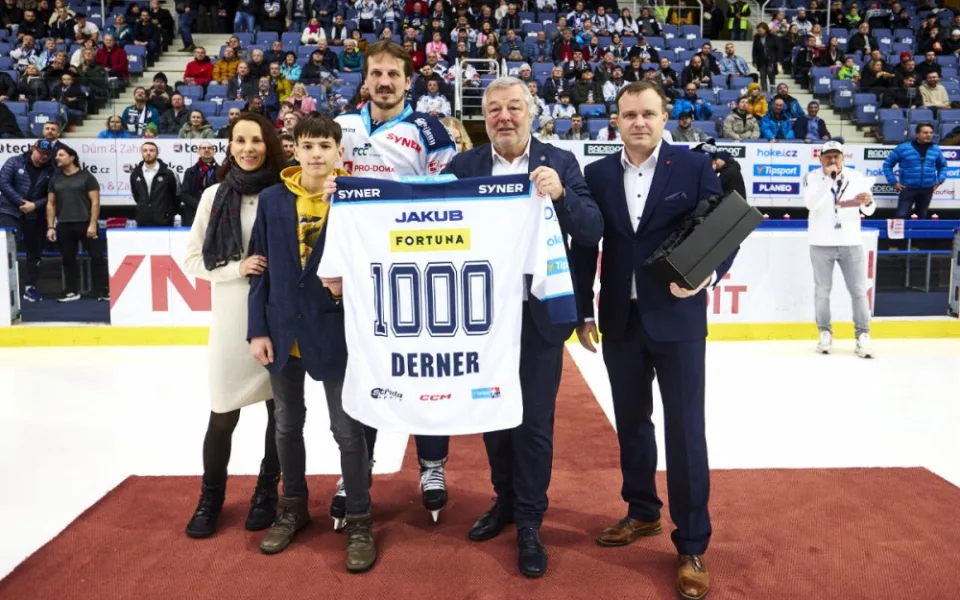 Maloval jsem si to jinak, řekl Derner po tisícím zápase. Kvůli zranění nedohrál