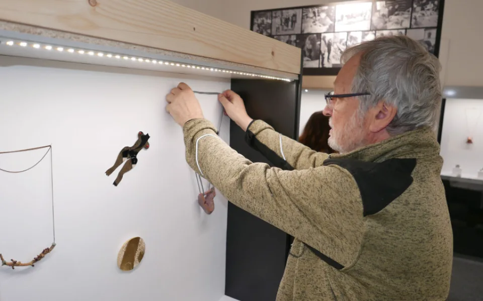 Instalace expozice turnovské šperkárny.