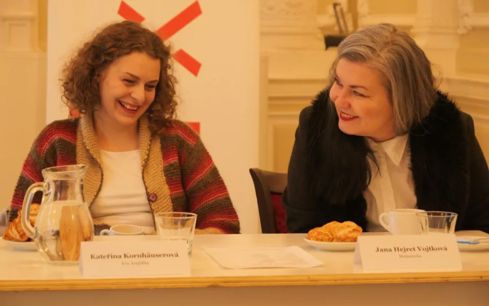 Kateřina Kornhäuserová a Jana Hejret Vojtková na konferenci k představní.
