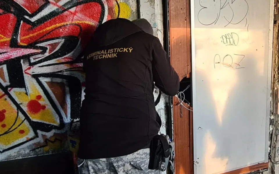 Při požáru baru se zranilo patnáct lidí. Policisté hledají muže s kanystrem