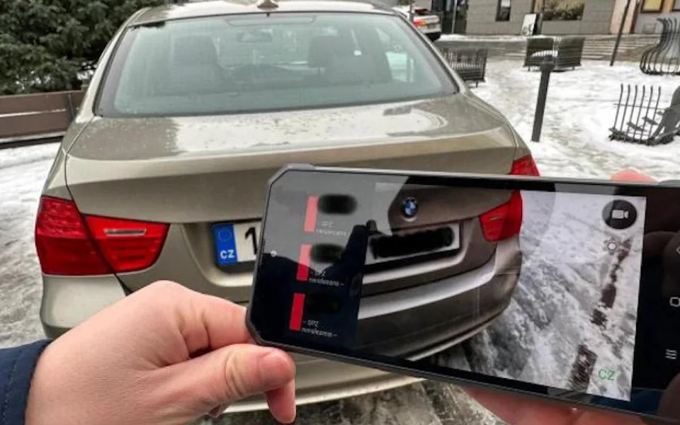 V Turnově funguje nový systém kontroly placení parkování. Při testu polovina řidičů neměla zaplaceno