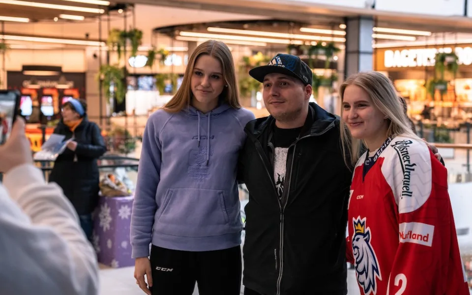 Tereza Plosová (vlevo) a Viktorie Švejdová na autogramiádě v Liberci