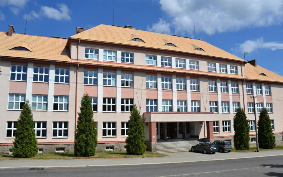 Gymnázium Jeronýmova je jednou ze škol, kde bude také konkurz.
