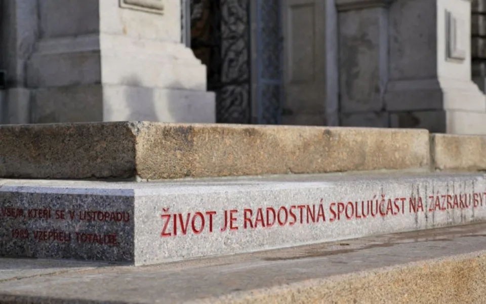 Schody před radnicí budou opravené a barevně sjednocené.