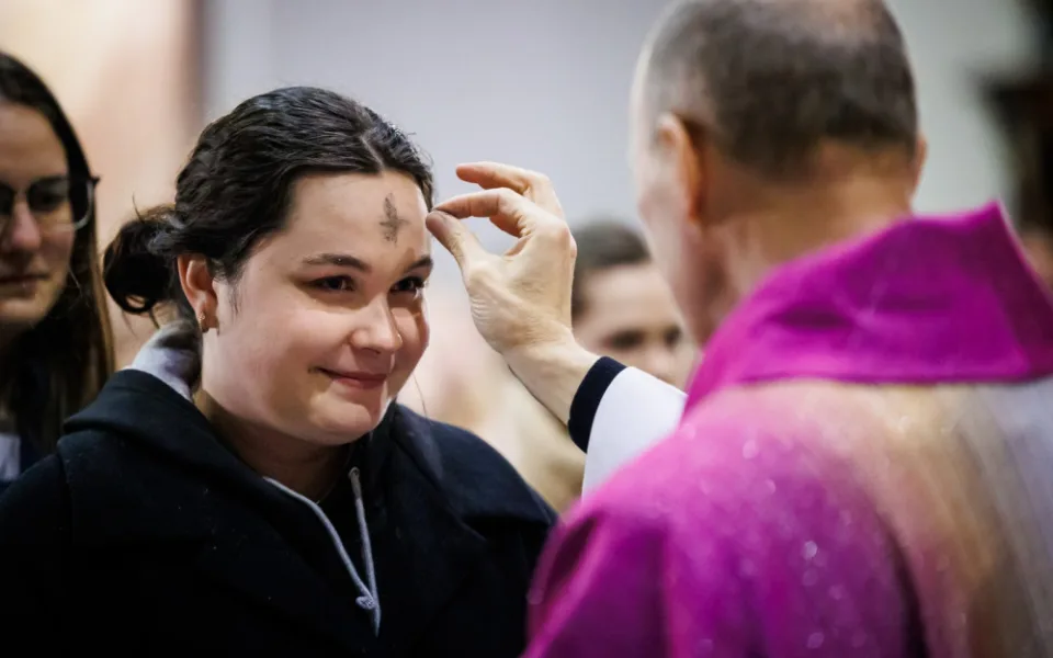 Začíná čtyřicetidenní půst. Lidé si mohou odpustit sociální sítě, seriály nebo kritizování druhých