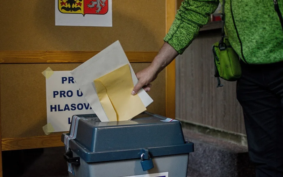 PRŮZKUM: Volby by vyhrálo hnutí ANO, Piráti by těsně předběhli ODS