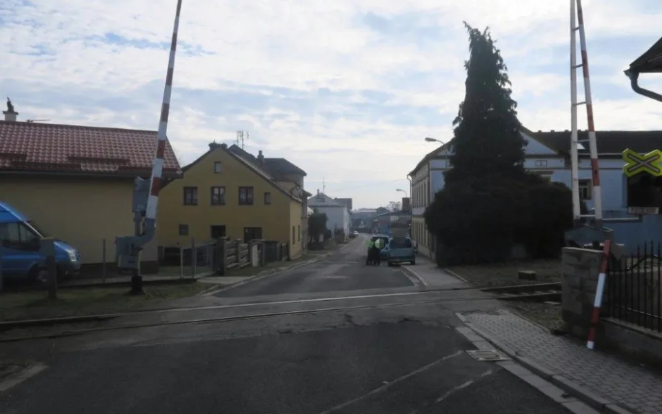 Nechtěl čekat na přejezdu? Řidič jel na červenou, přerazil závoru