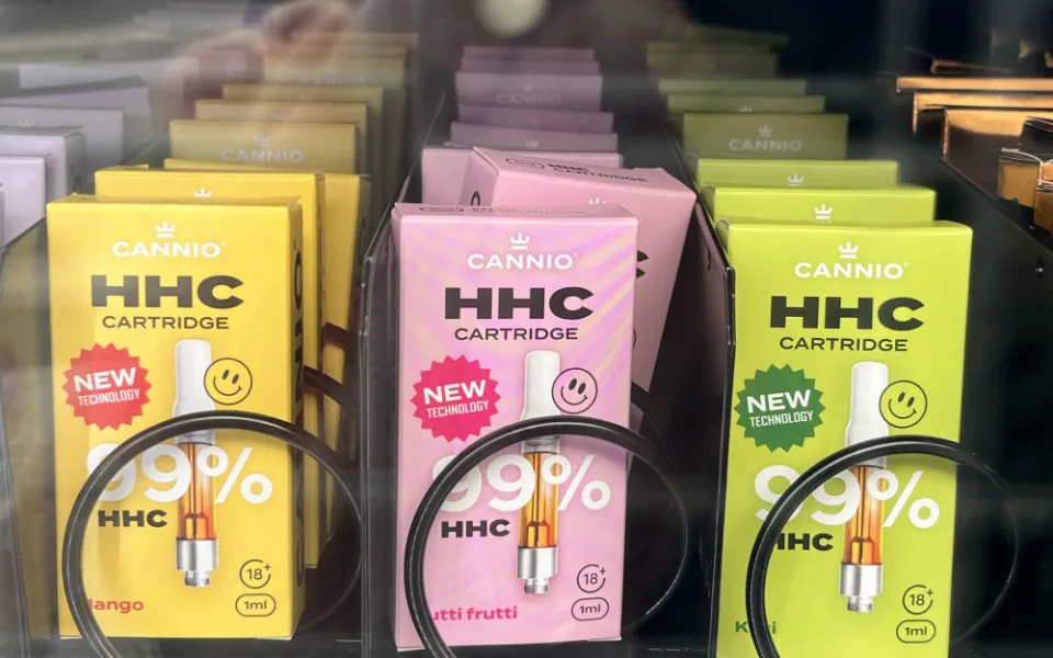 Výrobky s HHC už nemají  na pultech ani na internetu ode dneška co dělat