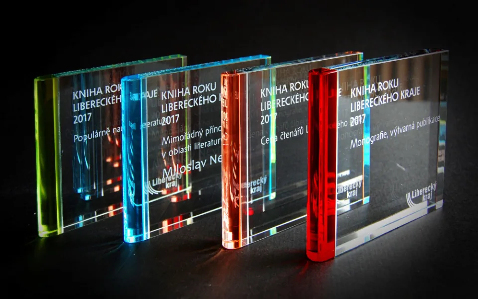 Trofej pro oceněné v soutěži Kniha roku Libereckého kraje.