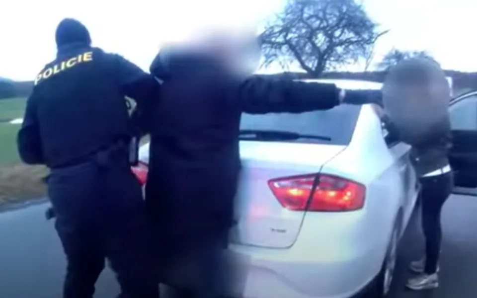 Dělej, ruce na kapotu! S pistolí vyloupil benzínku, policie muže zadržela