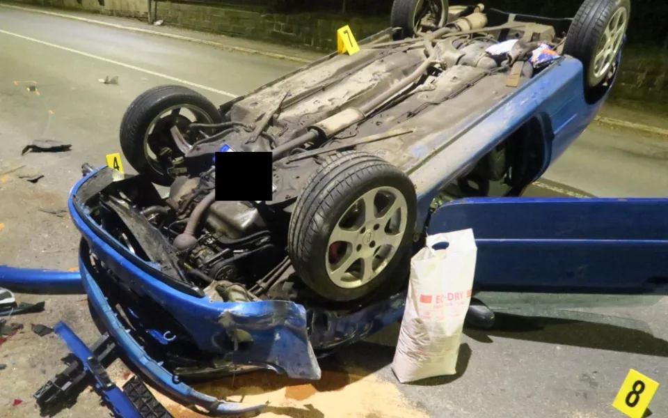 Mladý řidič zřejmě za volantem usnul, boural a auto otočil na střechu