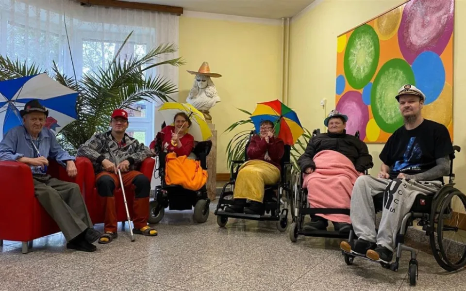 Parta vozíčkářů chce vyrazit k moři. Na jejich sen se skládá veřejnost