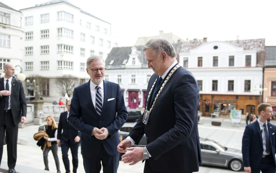 Premiéra Petra Filu vítá primátor Jablonce Miloš Vele.