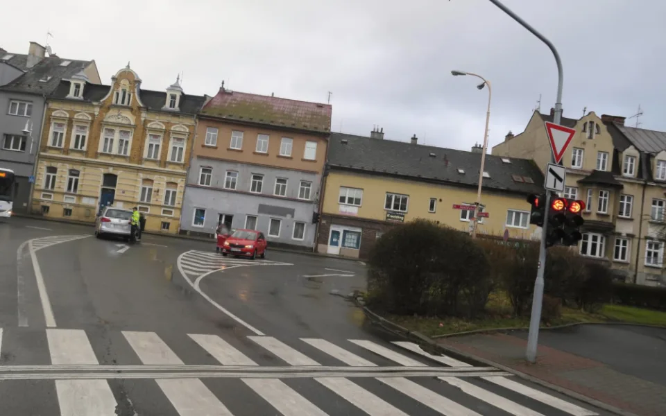 Srážka aut na křižovatce v České Lípě. Měla jsem zelenou, tvrdí obě řidičky
