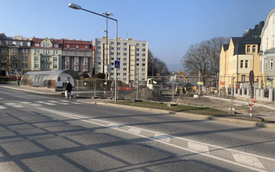 Výstavba úseku nové silnice omezila dopravu u bazénu v Liberci