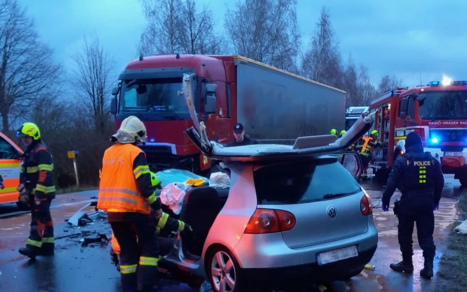 Těžká nehoda uzavřela silnici 35 u Hrádku. Srazil se kamion s autem
