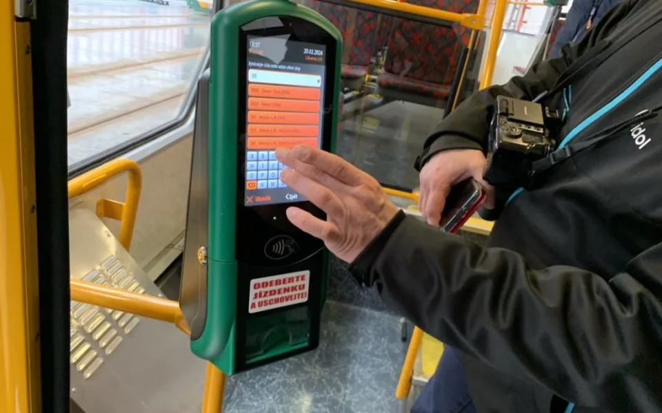 Ve všech autobusech a tramvajích MHD v Liberci funguje nový odbavovací systém
