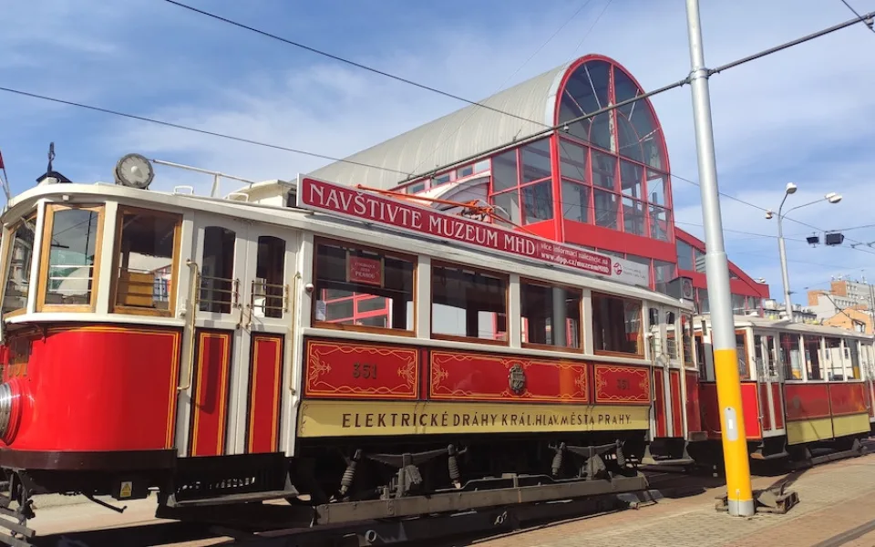 Historická tramvaj dorazila do Liberce. Pod Ještědem bude jezdit rok