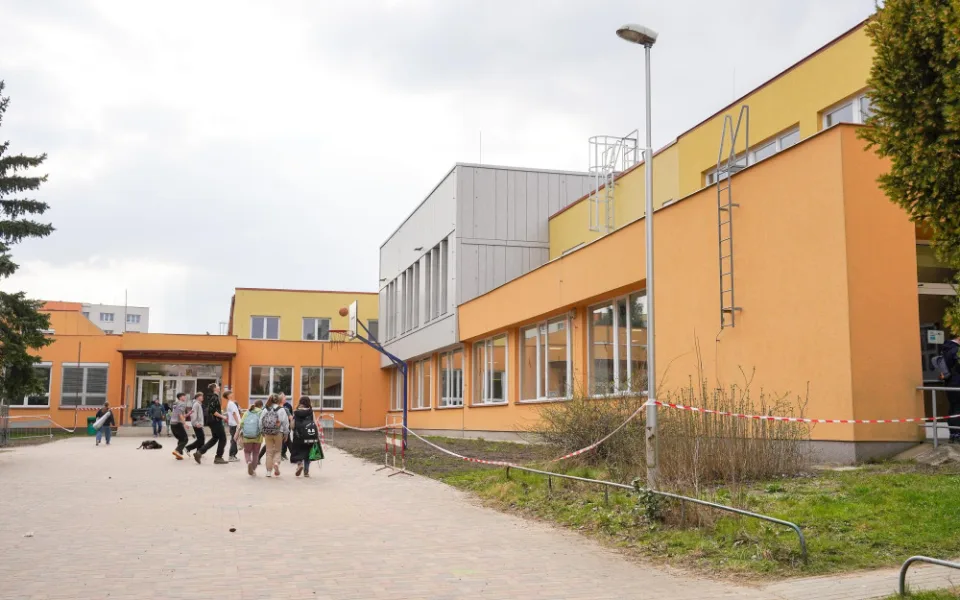 Škola krátce po dokončení stavebních prací.