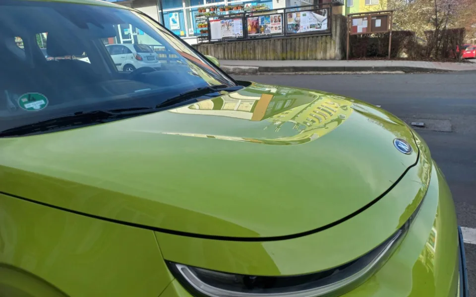 Uprostřed silnice udeřil do elektroauta a odešel. Škoda je 60 tisíc, muže hledá policie