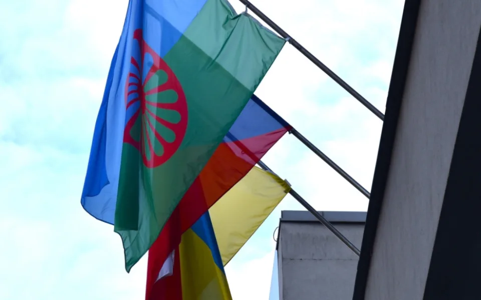 Podpora národnostních menšin. Kraj vyvěsil romskou vlajku