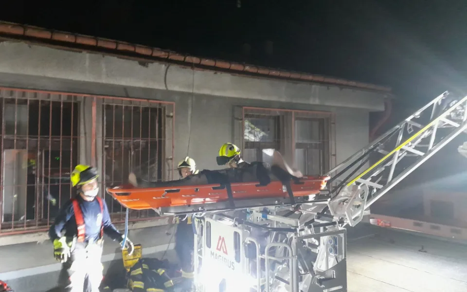 Uvázl mezi zdmi dvou budov v Jablonci. Vyprošťování se protáhlo na skoro dvě hodiny