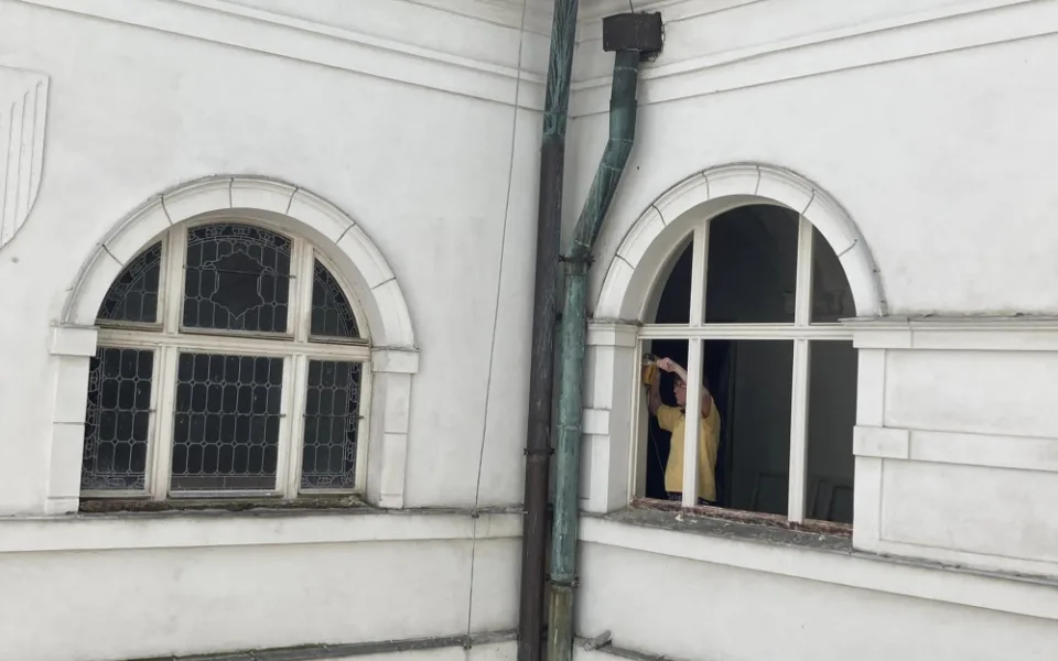 Okna historické budovy radnice ve Frýdlantu prochází obnovou.