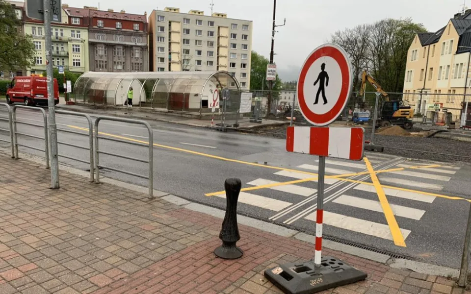 Komplikace na Tržním, kvůli rekonstrukci zmizel přechod. Kudy máme chodit, ptají se lidé